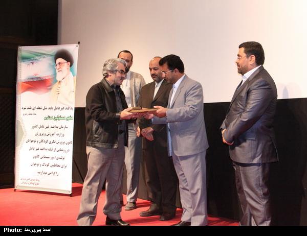 کانون برای آشنایی کودکان با مفهوم پدافند غیرعامل فیلم و کتاب تولید کرد رضا حيدر نژاد کارگردان فيلم پدافند غير عامل