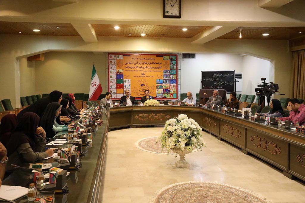 مراسم رونمايي از نوشتافزارهاي ايراني کانون/ عکس از يونس پناهي ارایه نوشتافزارهای ایرانی به تولید محصولات داخلی کمک میکند