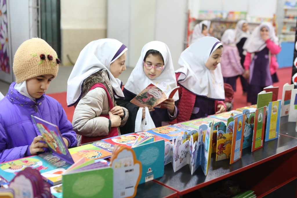 دومين روز از هفدهمين نمايشگاه و جشنوارهي کتاب کودک و نوجوان / عکاس: امير جهانپور کتابهایی برای بچهها با موضوع تفکر انتقادی