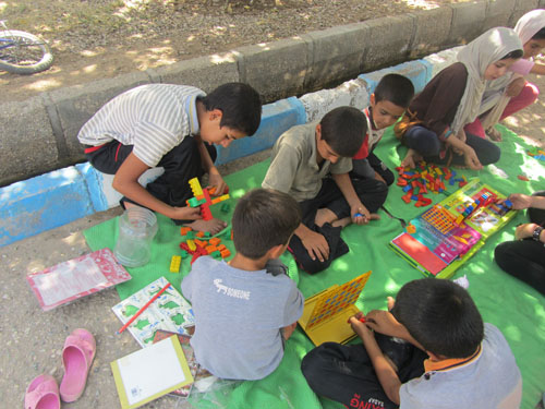 بازی و سرگرمی در روستای مومن آّباد به روایت تصویر از کتابخانه سیار روستایی  دامغان - کانون