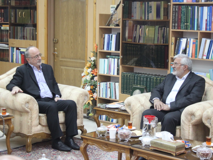 ديدار مديرعامل کانون با استاندار گيلان اعلام آمادگی برای توسعه کتابخانههای سیار کانون در گیلان
